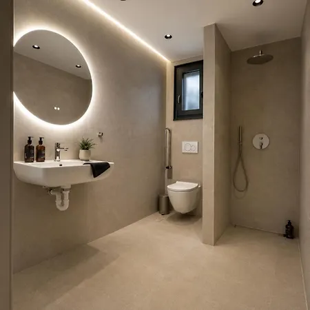 Estia Luxury & *